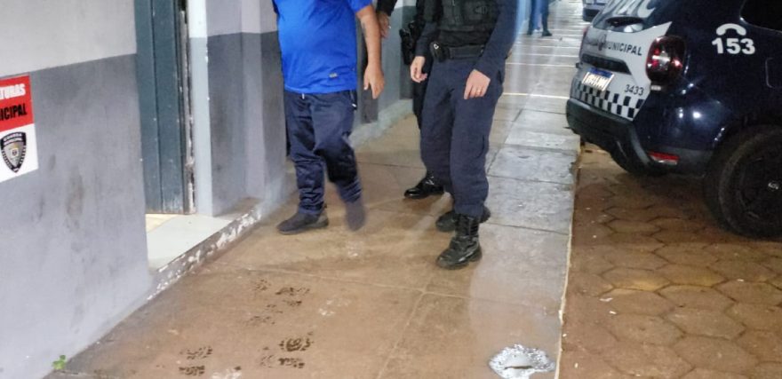 Homem é preso acusado de agredir a companheira por ciúmes no bairro Santa Cruz