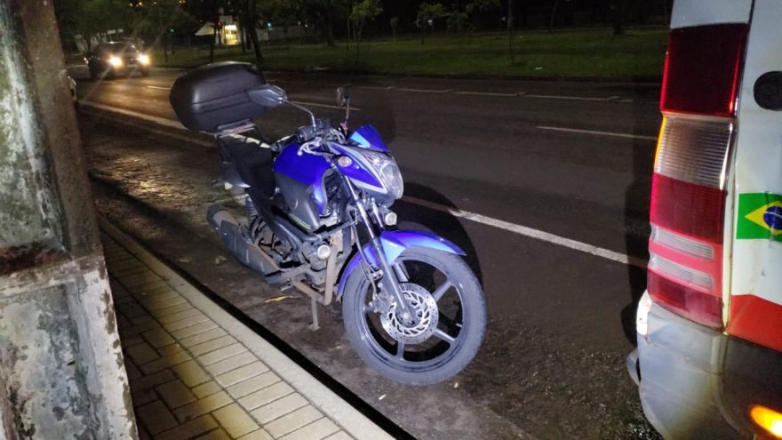 Motociclista fica ferido após sofrer queda na Avenida Tancredo Neves