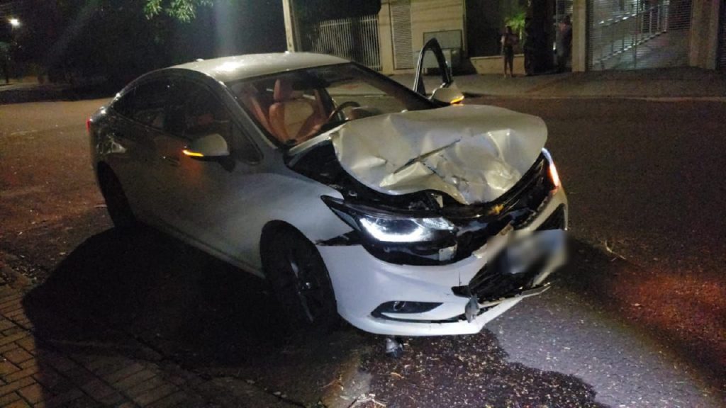 Jovem colide Cruze em Celta estacionado e acaba detido pela PM