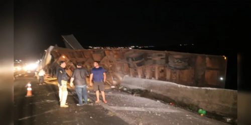 Ciclista bêbado faz caminhão tombar em rodovia BR-376 Imagem referente a Ciclista bêbado faz caminhão tombar em rodovia BR-376