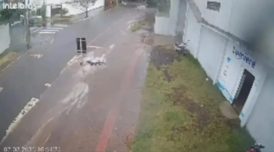 ‘Cataratas do Niágara’: Ciclista sofre queda e é arrastada pela água da chuva