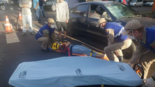 Para-brisas fica destruído após mulher em patinete ser atingida por carro