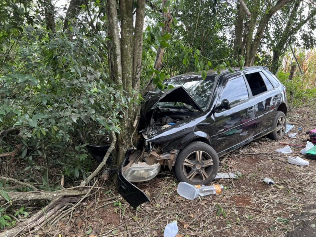 Três pessoas sofrem ferimentos graves após carro colidir contra árvores