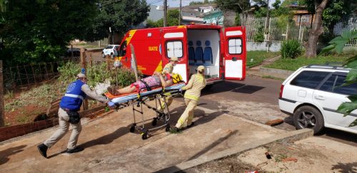 Mulher fica ferida ao cair de cima da mesa