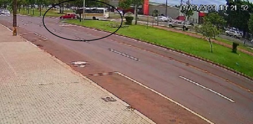 Câmera registra colisão entre ônibus e Palio na Av. Tancredo Neves