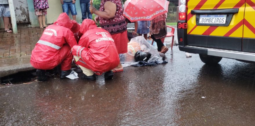 Motociclista tem suspeita de fratura após acidente no Brasmadeira