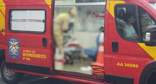 Mulher sofre desvio na coluna após escorregar na calçada