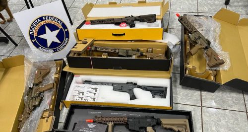 Receita Federal apreende grande quantidade de armas e acessórios de airsoft