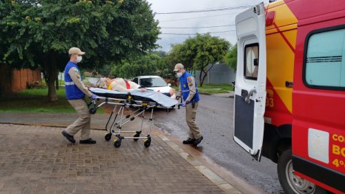 Idosa fica ferida ao escorregar na calçada no Santa Felicidade