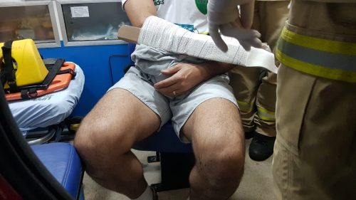 Homem lesiona braço praticando esportes na Rua Fortaleza
