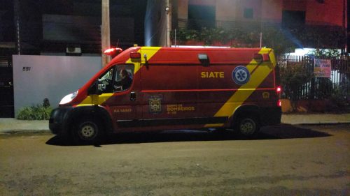 Caco de vidro cai e fere pé de mulher no Brasmadeira