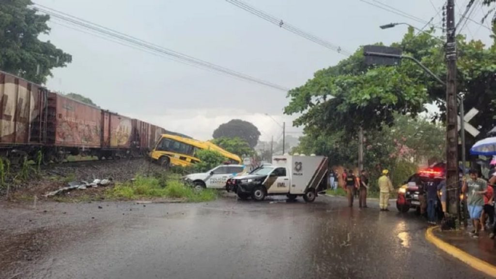 Pai vai ao local do acidente com ônibus da Apae e encontra filha morta
