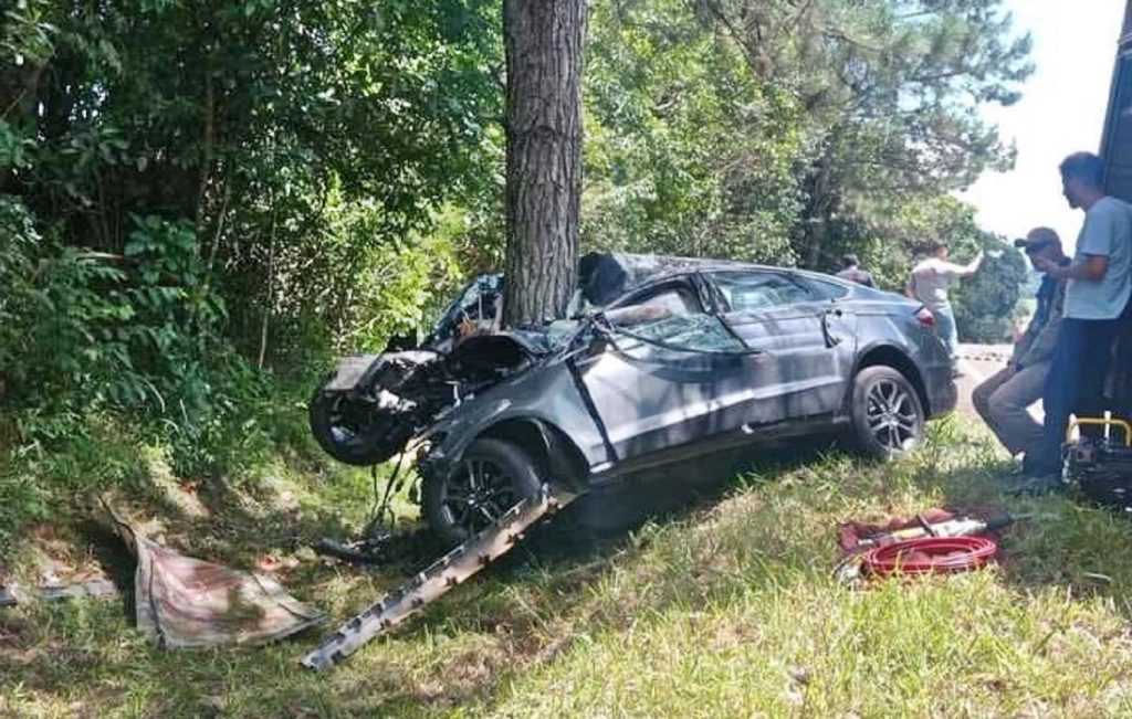 Homem morre em grave acidente após carro ficar cravado em árvore