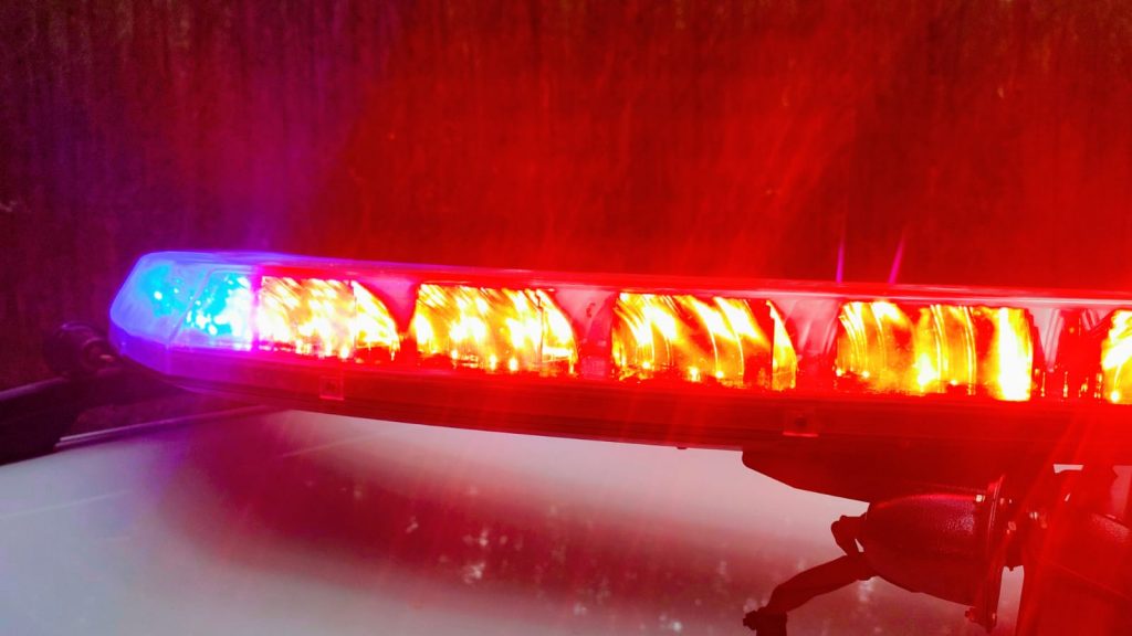 Suspeito de amarrar casal e roubar carro é baleado em confronto com a polícia