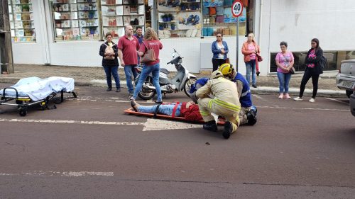 Colisão entre carro e moto deixa mulher ferida no Centro de Cascavel