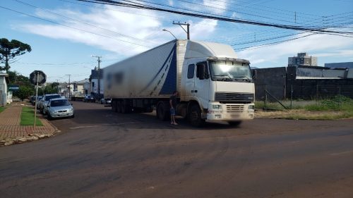Caminhão quebra eixo cardan e interdita parte da via no Alto Alegre