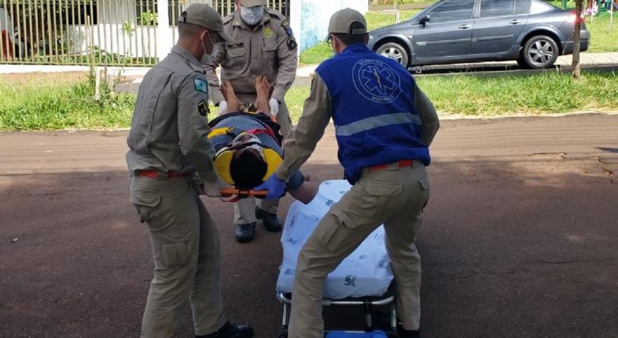 Homem fica ferido ao sofrer queda no bairro Guarujá