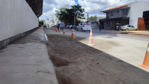 Concreto cai de cima de prédio em construção na Rua Rio Grande do Sul