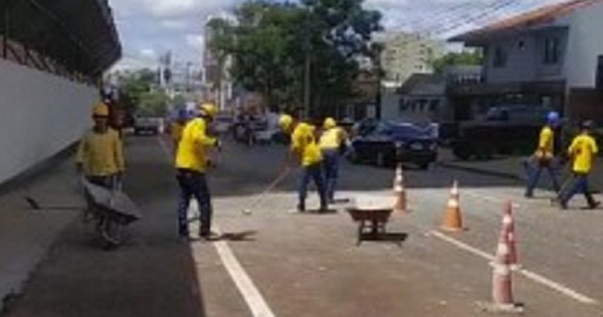 Internauta registra trabalhadores limpando a rua após queda de concreto