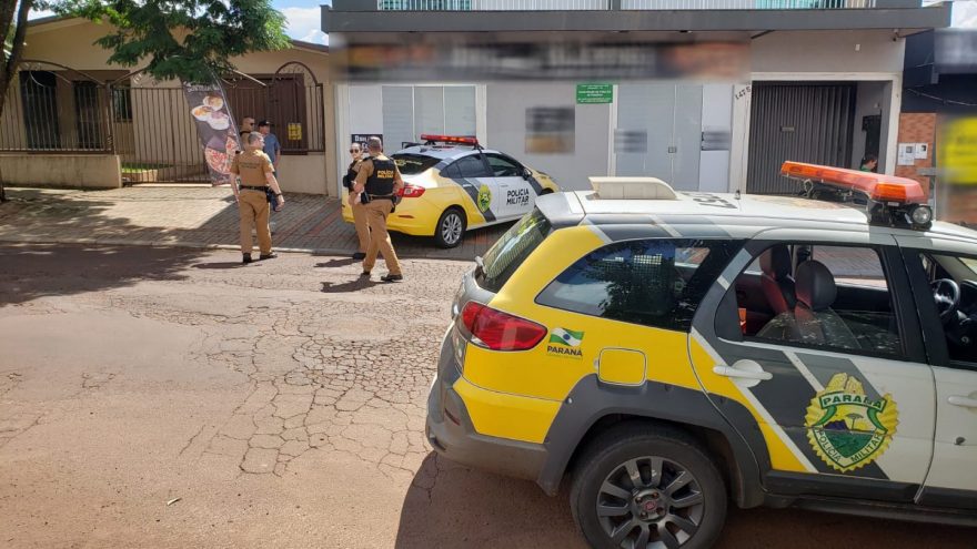 Moradores desconfiam de homens em frente à imóvel e pedem apoio à PM