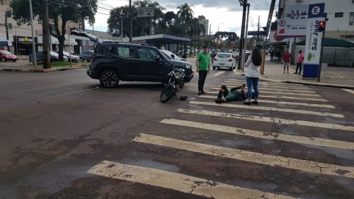 Motociclista fica ferido em acidente na Avenida Brasil