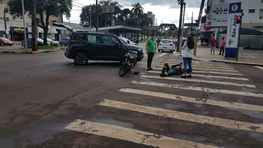 Motociclista fica ferido em acidente na Avenida Brasil