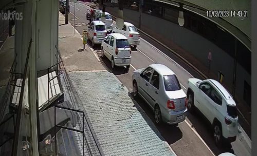 Câmera registra acidente em que homem foi detido sem habilitação