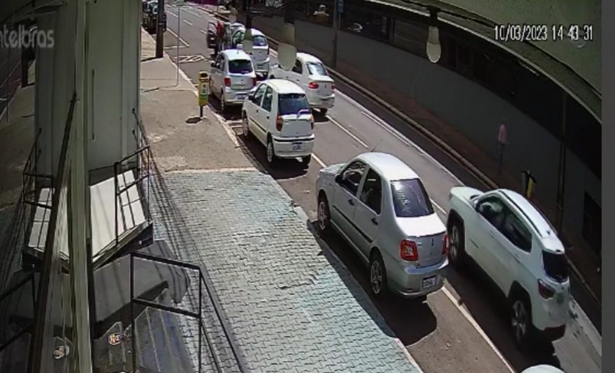 Câmera registra acidente em que homem foi detido sem habilitação