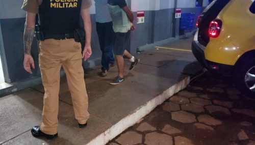 Dupla flagrada carregando televisor na rua é encaminhada à delegacia de Cascavel