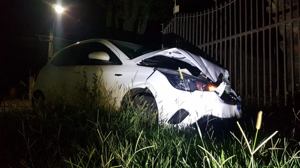Fiat Argo atinge portão de residência após colisão no bairro Tropical