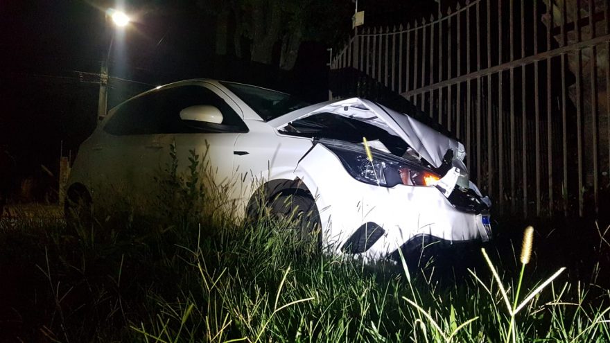 Fiat Argo atinge portão de residência após colisão no bairro Tropical