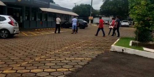 Familiares de jovem assassinado vão ao IML para liberar corpo