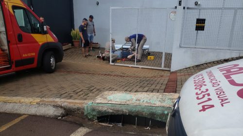 Homem machuca joelho ao tentar abrir portão na Tancredo Neves