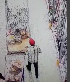 Câmera de segurança registra momento em que homem esconde picanha dentro da roupa em supermercado