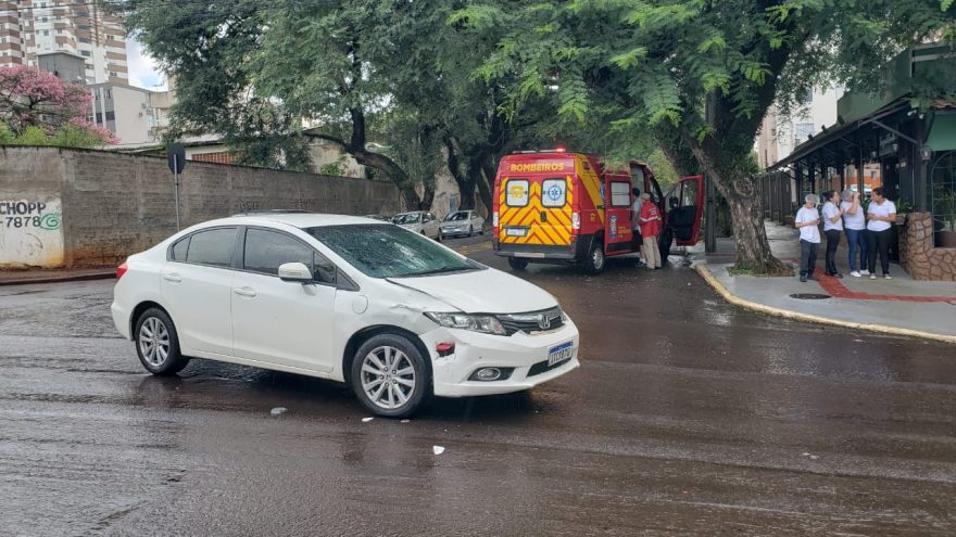 Condutora de veículo fica ferida em acidente no Centro
