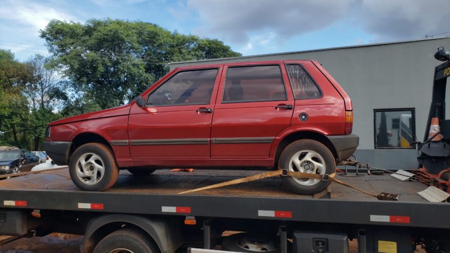 Fiat Uno com indicativo de furto é recuperado no bairro Interlagos