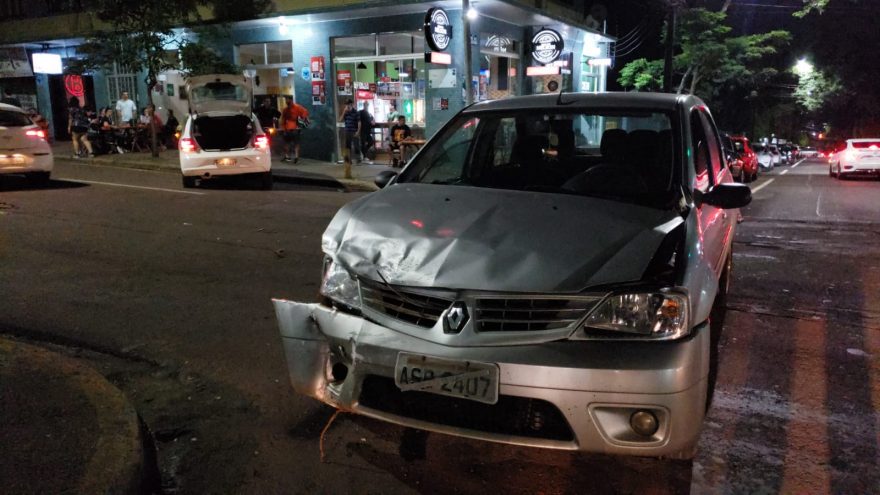 Forte colisão de trânsito deixa veículos danificados na rua Paraná