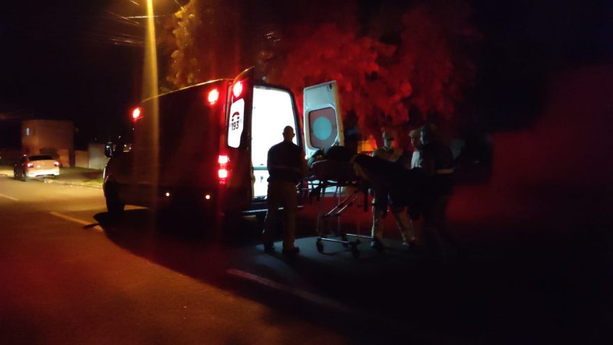 Mulher sofre suspeita de fratura após cair em residência na Neva