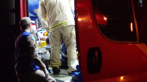 Homem tem ferimentos na face após sofrer queda de moto da BR-467