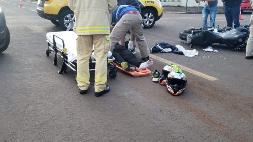 Casal fica ferido em acidente entre moto e ônibus no Bairro Coqueiral