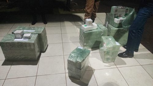 Dois homens são detidos por contrabando de baterias de celulares