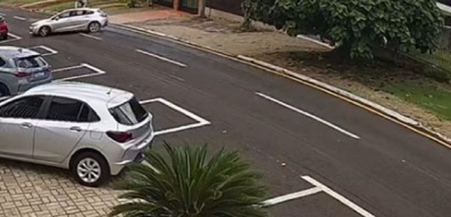 Câmera flagra condutor dando “cavalo de pau”