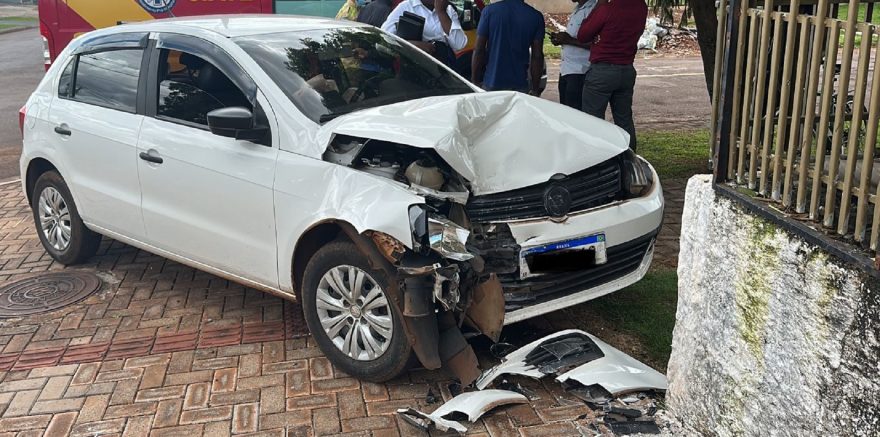 Veículo colide contra muro de residência no Alto Alegre