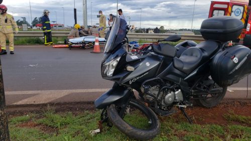 Motociclista bate violentamente contra mureta no Trevo Cataratas