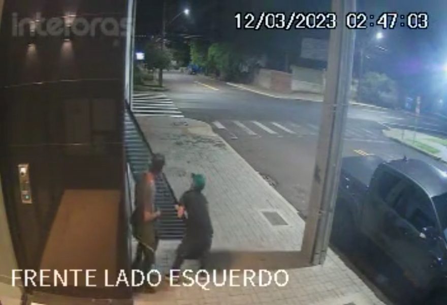 Vídeo mostra ladrões danificando e furtando porta em empresa no Centro