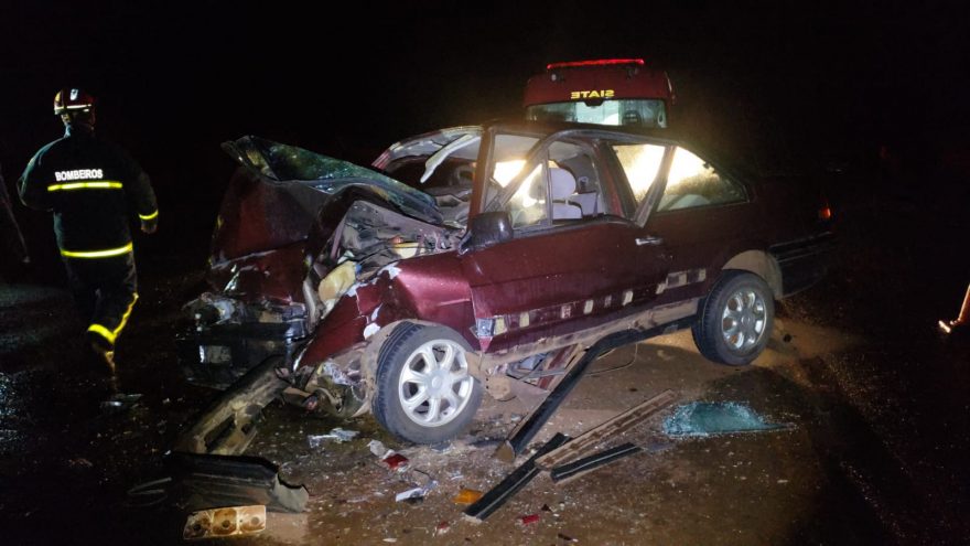 Forte colisão entre carro e caminhão deixa homem ferido na BR-163