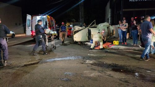Fusca capota em forte colisão na esquina da Pernambuco com a Jorge Lacerda