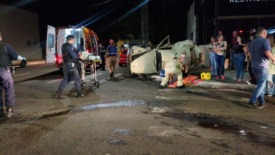 Fusca capota em forte colisão na esquina da Pernambuco com a Jorge Lacerda