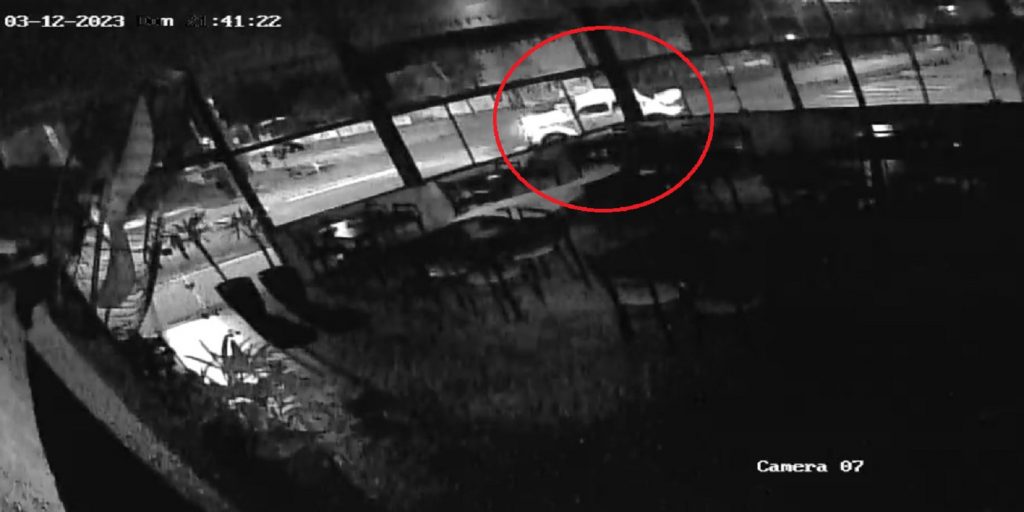 Imagens mostram momento da forte colisão que deixou Fusca tombado