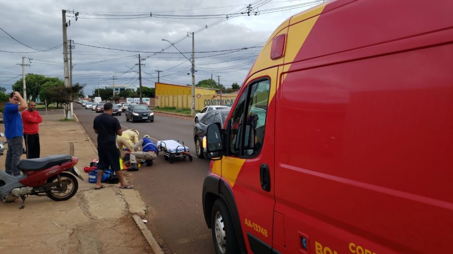 Motociclista fica ferida em acidente na Avenida Tito Muffato